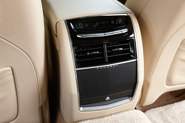 エアコンは運転席、助手席、リアの左右席でそれぞれ個別に温度や風量などの調整が可能。またオーディオには、車両への搭載はこれが初という、Boseの「Panarayサウンドシステム」が採用されている。