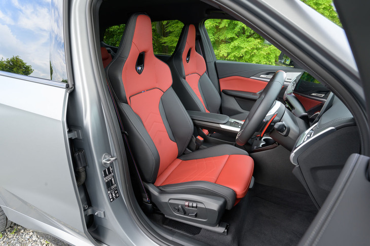 「M35i xDrive」の専用装備となる「Mスポーツシート」。表皮にはパンチング加工が施された人工皮革のヴェガンザ（ヴィーガンレザー）が用いられる。