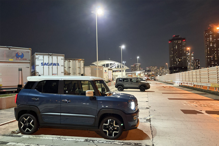 「スズキ・クロスビー」は、ワゴンとSUVを融合した小型クロスオーバーワゴンとして、2017年12月にデビュー。今回の大幅改良では内外装デザインやパワートレインのアップデートが行われた。車両型式名も従来型とは異なっている。