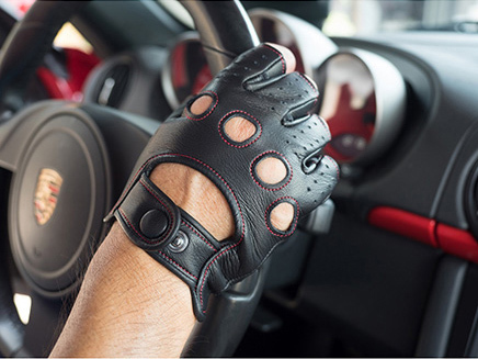 CACAZAN （カカザン） ドライビンググローブ ハーフ
	
	高い技術を持つCACAZAN。裁断から縫製までの全工程を1つの工場で行うことで、理想のグリップ感と心地よいホールド感を実現。素材には最高級のディアスキンを採用。ドライビンググローブとしては非常に珍しい、キュプラ素材の裏地付き。