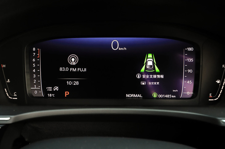 「EX」に備わる10.2インチのフルグラフィックメーターは、大胆な表示レイアウトの変更が可能。各種走行情報に加え、インフォテインメントシステムの設定、運転支援システムの作動状態などが確認できる。