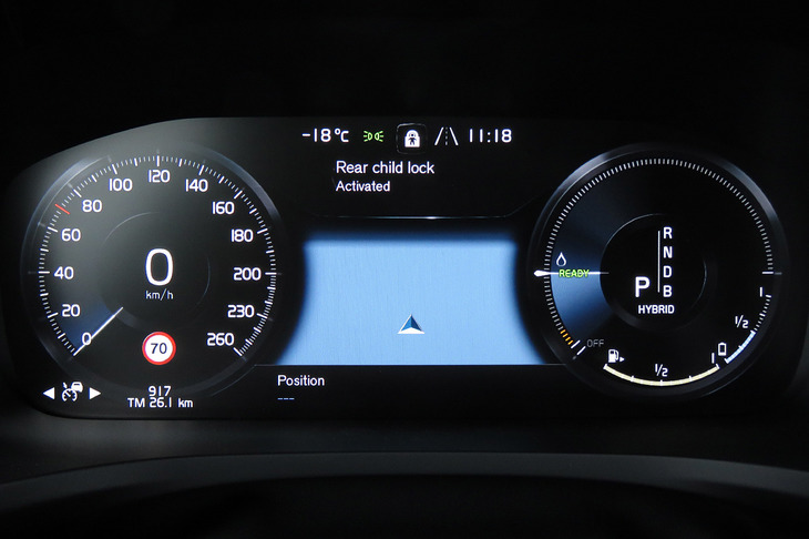 フルデジタルのメーターパネル。中央のナビゲーション表示が“真っ白”なのは、今いるのが凍った海の上で、周囲に道も建物もないからだ。