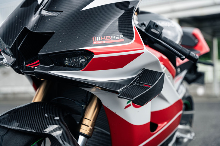 市販モデルとしてはこれが初となる、可動式のウイングレット。状況に応じてダウンフォース量を最適化し、車両の挙動を安定させる。