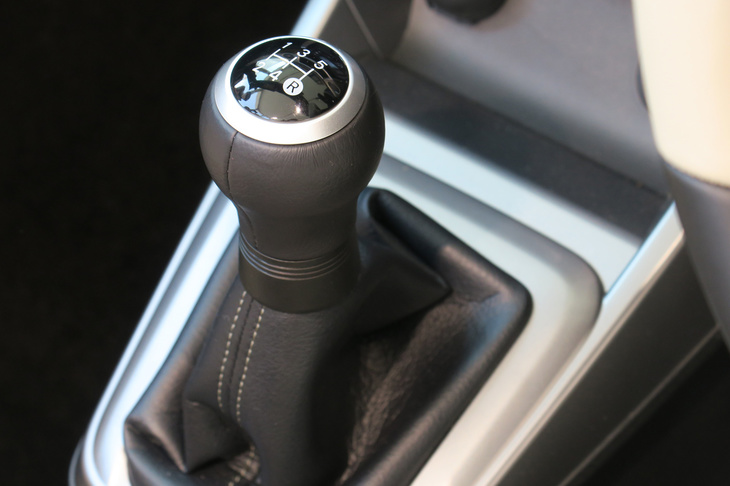 「ダイハツ・コペン20周年記念特別仕様車」専用の本革巻きシフトノブ。