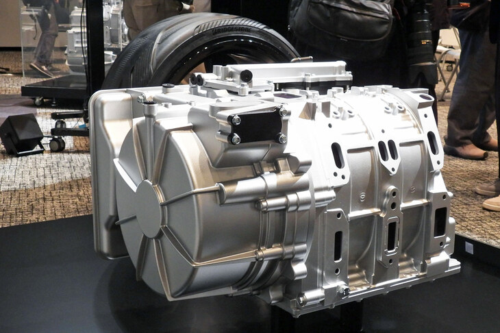 パワーユニットはタイヤに隠れてしまうぐらいにコンパクトだ。