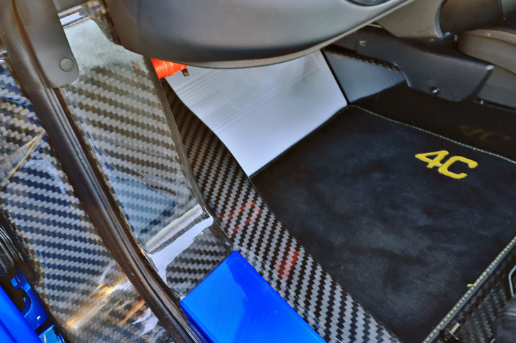 車両の構造は、カーボンファイバー製のセンターモノコックにアルミ製のサブフレーム、ガラス繊維強化樹脂製のボディーパネルを組み合わせたもの。サイドシルなどは綾（あや）織りのカーボン生地がむき出しとなっている。