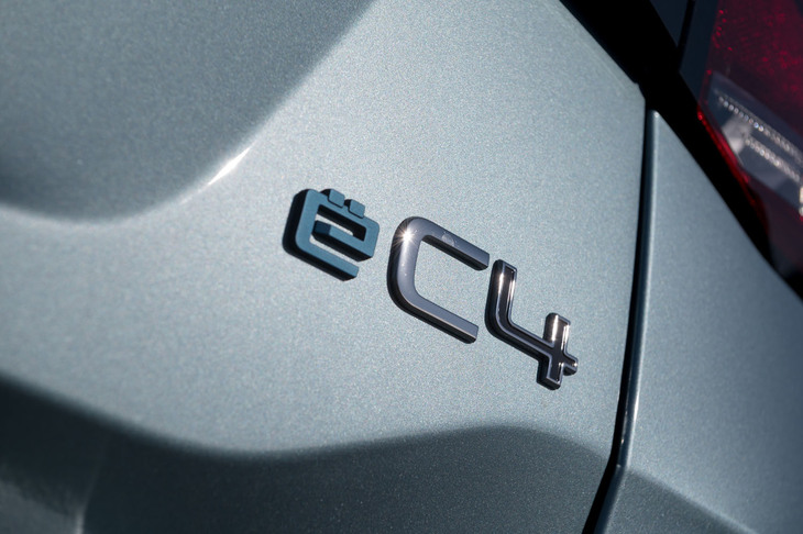 テールゲートに貼られた「eC4」のバッジ。トレマが付いた“e”のマークが、どことなくキャラクターチックでユーモラスだ。