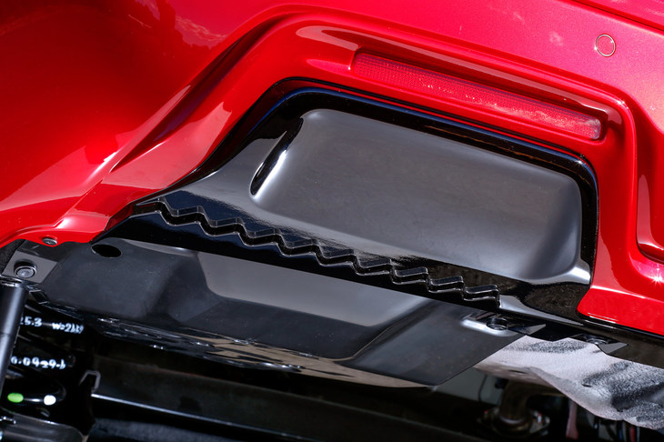 リアタイヤの後方に設けられた、新たな空力デバイス。三角形の波状の“壁”を設けることで空気の流れを調整し、リアタイヤのリフト量を減少させている。