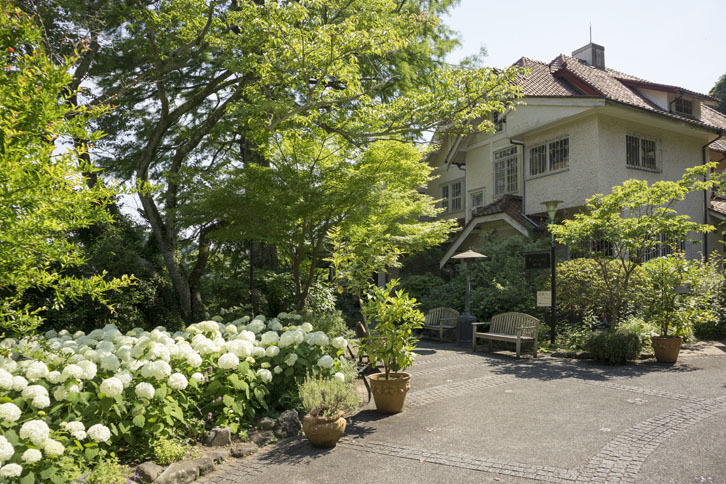 鎌倉・浄妙寺の境内にある「石窯ガーデンテラス」に到着。こちらは、古い洋館を改装してつくられたカフェ＆レストラン。