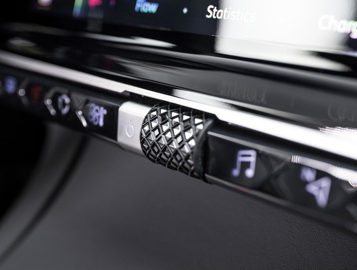 そろいのダイヤモンドデザインが採用されたセンターコンソールのスイッチ。こだわりが伝わってくるディテールだ。