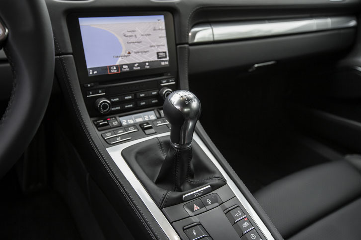 日本でも、「718ケイマン」「718ケイマンS」とも7段PDKのほかに6段MTも選べる。