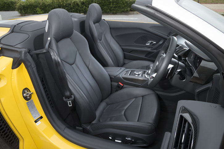 表皮にファインナッパレザーが採用されたスポーツシート。ランバーサポートやシートヒーターは標準で備わる。