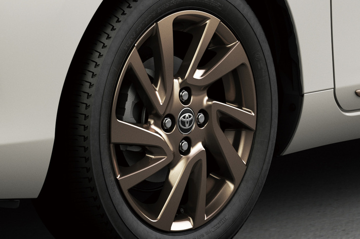 ブロンズ塗装の16インチアルミホイール。