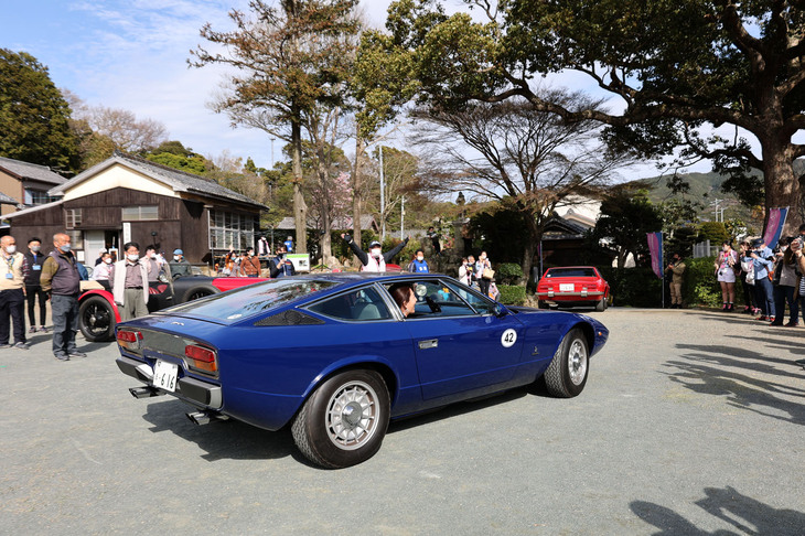 すべてのプログラムが終了し、参加車両はギャラリーに見送られながら三々五々に退場。これは女性ペアがドライブしていた1976年「マセラティ・カムシン」。