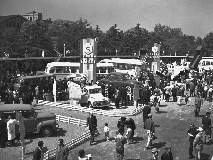 記念すべき初の東京モーターショーたる「第1回全日本自動車ショウ」の様子。展示車両267台中、乗用車は17台と、商用車中心の見本市だった。