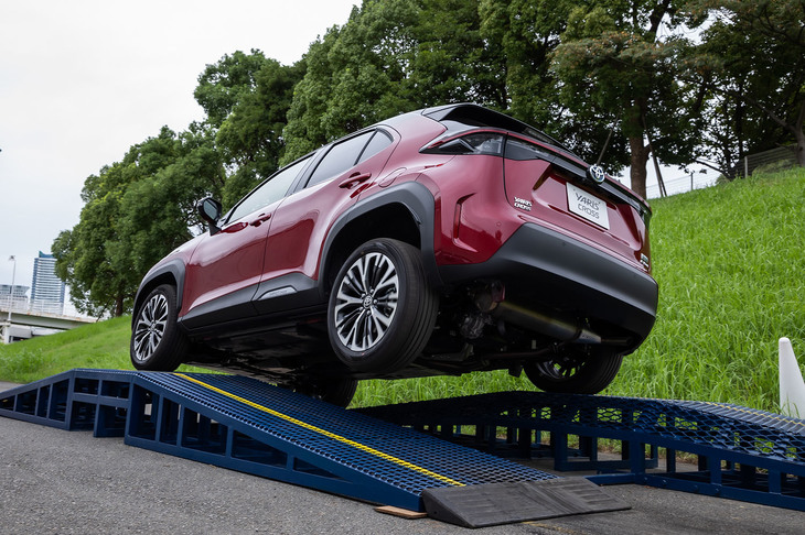 「ヤリス クロス ハイブリッドZ」（4WD車）で不整地での対角線スタックを想定した走行を体験。片輪が大きく浮くような状態でも「TRAIL」モードを用いれば、接地するタイヤに最適な駆動トルクが配分され、スムーズに脱出することができる。