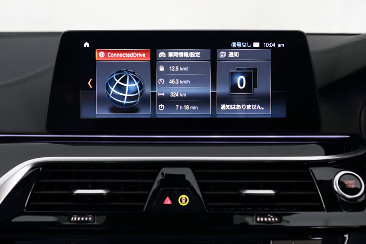 センターコンソールには、ワイドな10.2インチディスプレイが備わる。画面はタッチパネル式で、スマートフォンのような直感的な操作も可能。