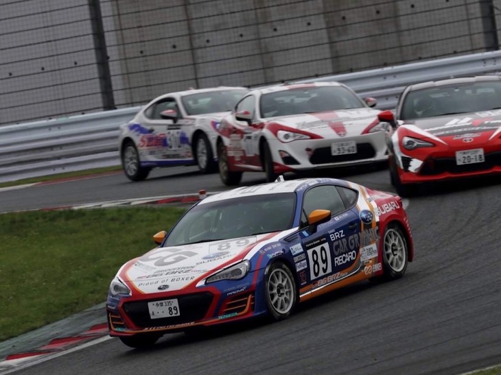 クラブマンシリーズ エキスパートクラス決勝の結果は16位。残り3周というところでセーフティーカー、赤旗中断が出るなど、荒れたレースになりました。私はスタートからいいペースで、途中11位付近まで追い上げるも“バトル負け”してしまい、順位を落としてしまいました。