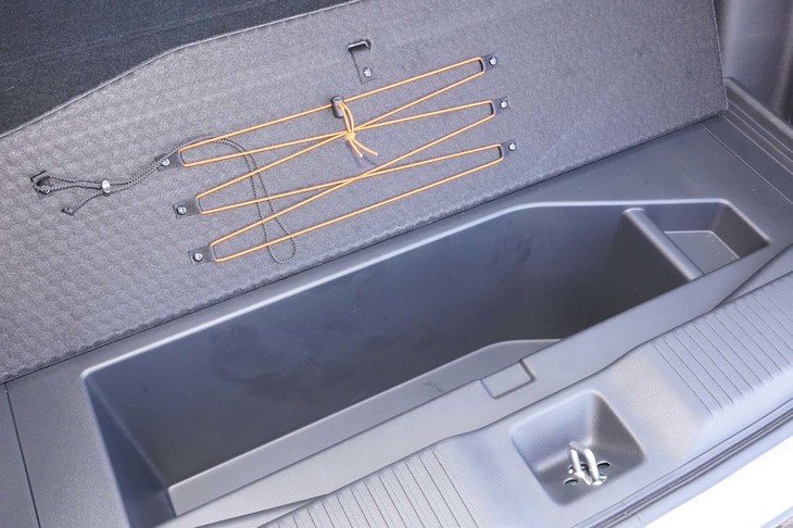 ホンダ・ヴェゼルe：HEV PLaY（ラゲッジ下の収納スペース）