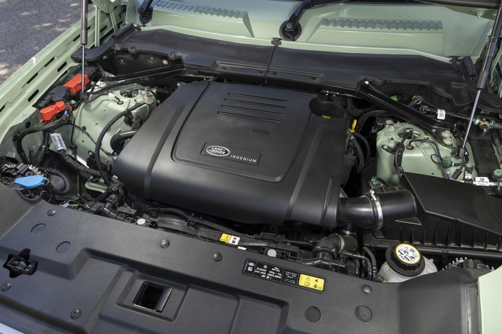 「ディフェンダー90 75thリミテッドエディション」は、最高出力300PS、最大トルク400N・mの2リッター直4ガソリンターボエンジンに8段ATを組み合わせて搭載している。