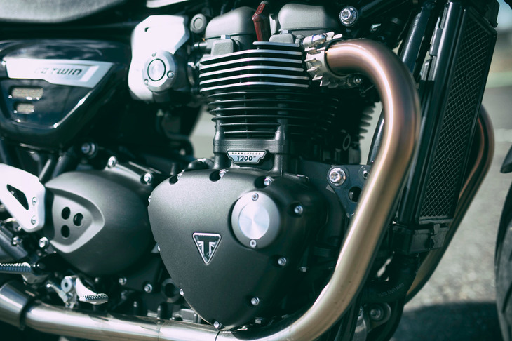 エンジンには「ボンネビル」シリーズのなかでも「スラクストン」譲りの高出力版1.2リッター直列2気筒を採用。新しいマグネシウムカムカバーやマスを最適化したエンジンカバー、クラッチアッセンブリーの改良などにより、スラクストンのものより2.5kgの軽量化を実現している。