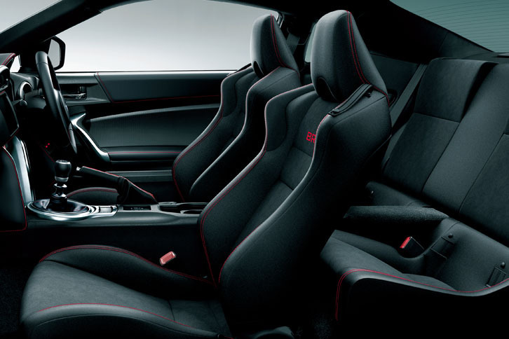 アルカンターラと本皮のコンビシートは、フロントシートヒーターも備えている。