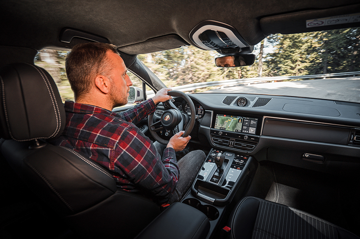 「マカンT」で右コーナーを行く。SUVというジャンルのなかでも非常に俊敏なモデルの一台だ。