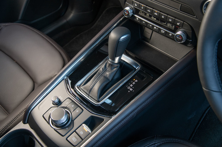 6段ATは2.5リッターガソリンターボ車を除いて制御を変更。加速時に、より積極的にダウンシフトするようになった。