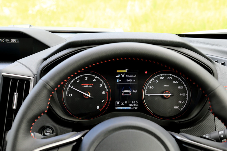 メーターパネルはセンターにマルチインフォメーションディスプレイを備えた2眼式。エンジン回転計の中には「X-BREAK」のロゴが配される。