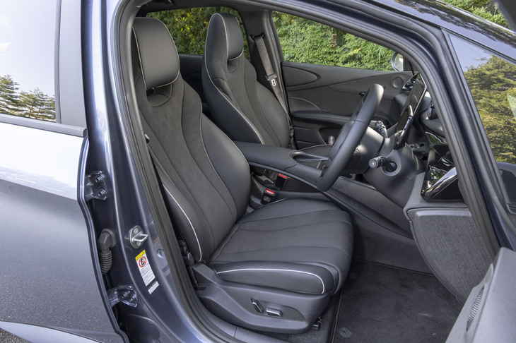 シート表皮はビーガンレザー。この価格帯でありながら電動調整機能やヒーターを標準装備としている。