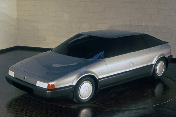 1980年発表のコンセプトモデル「メドゥーサ」に続き、空力性能を追い求めたイタルデザインのデザインスタディーが1982年の「マルコポーロ」。大型のガルウイングドアの使用が想定されていた。フロントノーズには、ランボルギーニのエンブレムが輝いている。