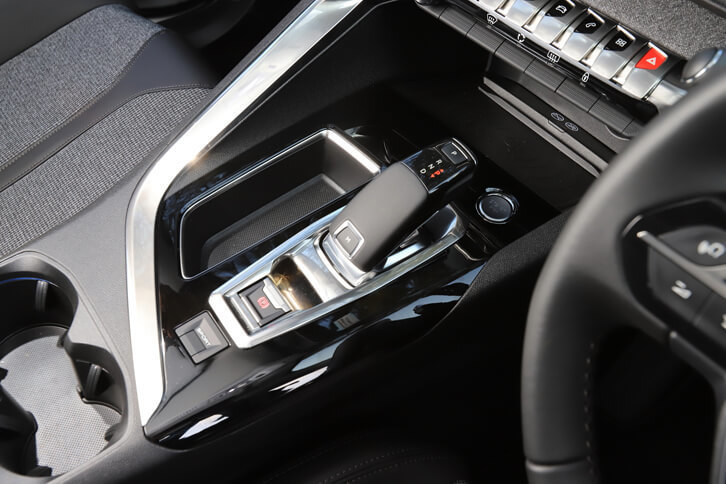 つややかなピアノブラックのパネルが目を引くセンターコンソール。6段ATのシフトセレクターや、電動パーキングブレーキ、スポーツモードの操作スイッチなどが備わる。