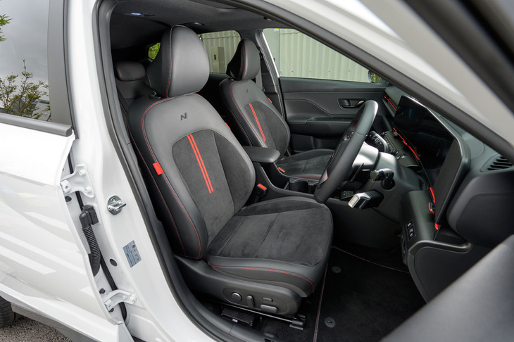 シート表皮は本革とアルカンターラの組み合わせで、赤のアクセントと「N」のロゴがあしらわれる。ヒーターはともかく、このクラスでベンチレーション機能が標準装備のクルマはそうそうない。