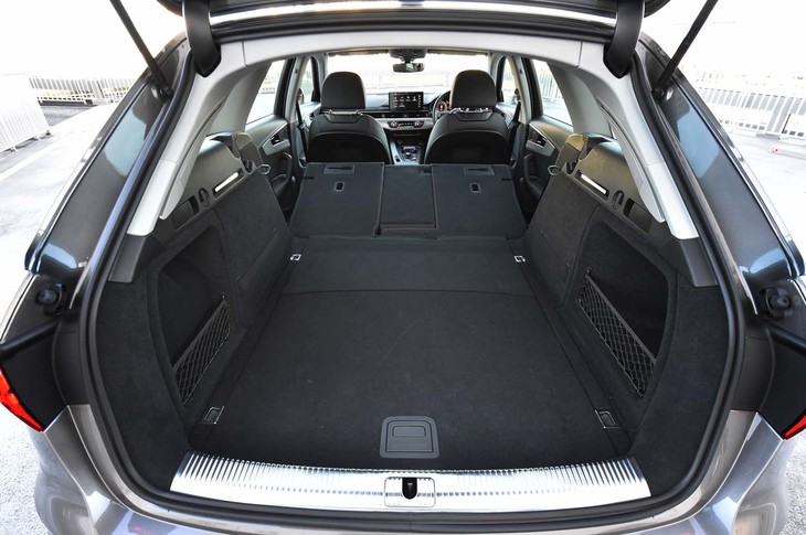 広々とした荷室は、「A4アバント」の特徴のひとつ。容量はフル乗車時でも495リッター確保されており、後席収納時には1495リッターにまで達する。
