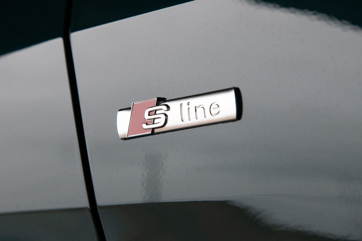 日本導入当初から設定されているカタログモデルは「35 TFSI Sライン」と「35 TFSIアドバンスト」の2グレードのみ。今回はよりスポーティーな仕様の35 TFSI Sラインに試乗した。