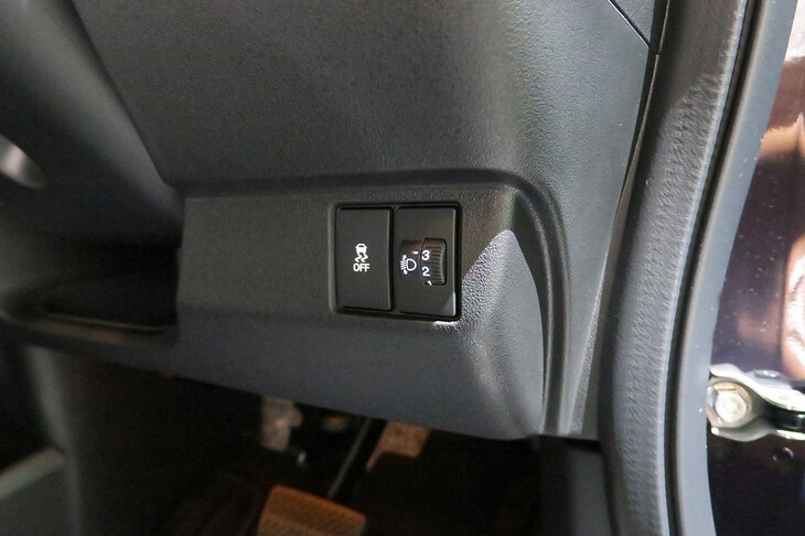 ホンダN-BOXカスタム（光軸の調整スイッチと横滑り防止装置のオン／オフスイッチ）
