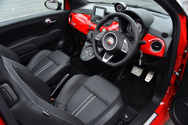 「595Cツーリズモ」のインテリア。シート表皮はレザーが標準で、写真のブラックのほかに、ブラックとレッドのツートン、ブラックとブラウンのツートンが用意されている。