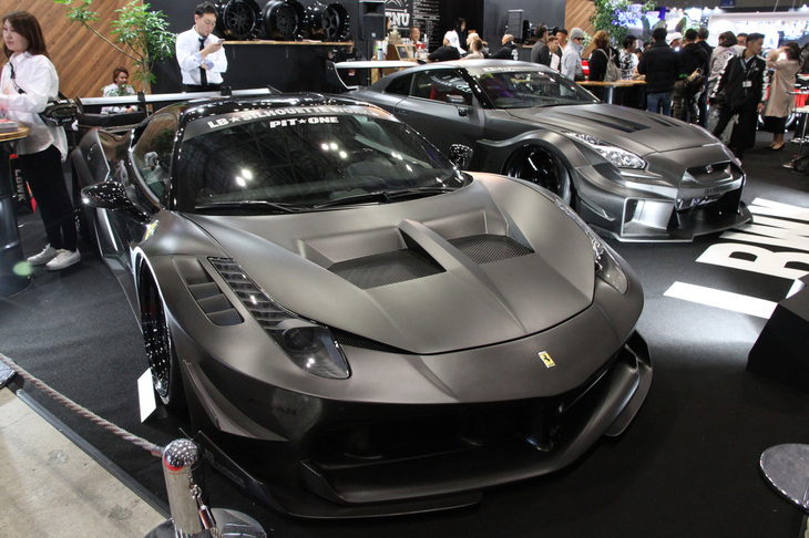 ボディーパネルをフルドライカーボン化した、リバティウォークの「LBシルエット ワークス 488GT」（手前）と「LBシルエット ワークス 35GT-R」（奥）。