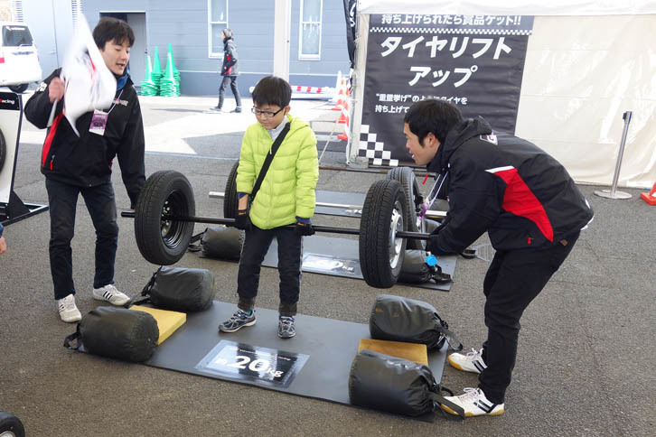イベント広場で行われた、タイヤを重りにしての重量挙げ。大人も子どもも参加できるよう、さまざまなサイズのタイヤが用意されていた。