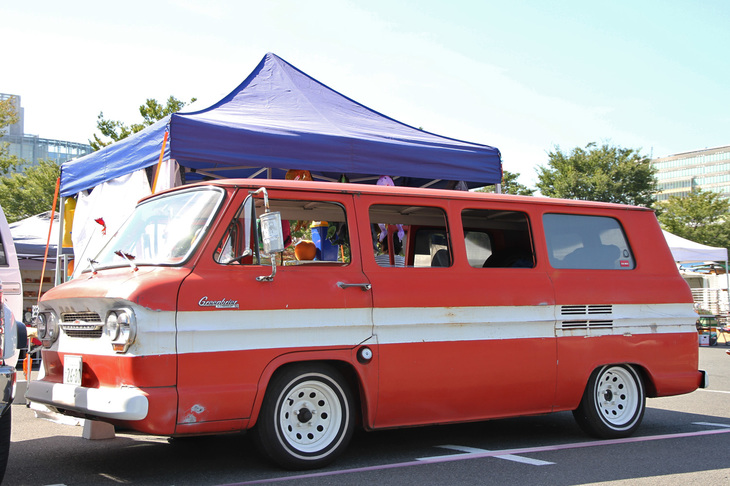 「シボレー・グリーンブライア スポーツワゴン」。空冷フラット6をリアに積んだ「コルベア」の派生モデルで、1961年に登場。シャシーを共用する「ランプサイド」と呼ばれるピックアップもあり、いわばコルベア版の「タイプ2」。