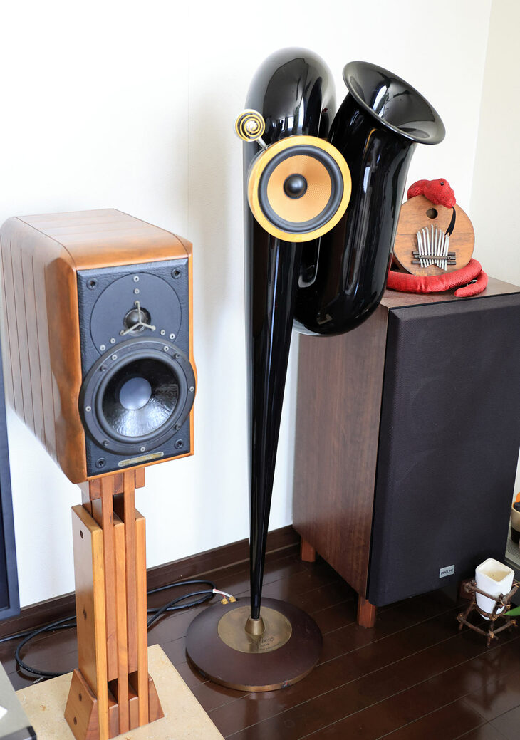 オーディオも岡島さんの趣味のひとつ。右のサクソホンのような形状のスピーカーは希少なB＆Wの「エンファシス」。