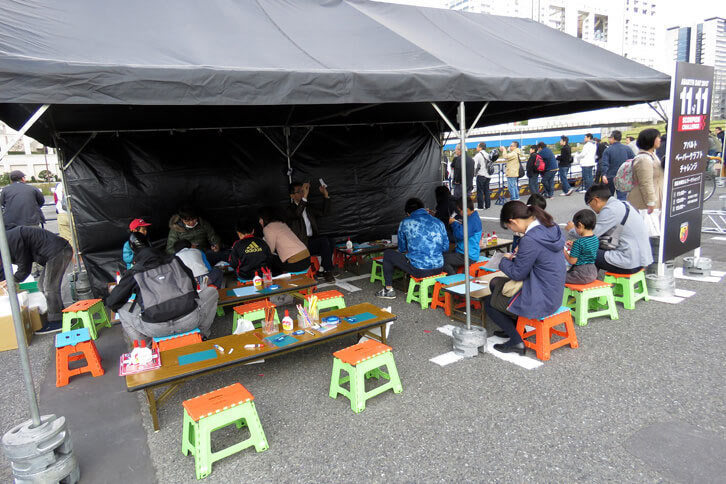 今回のイベントでは、大人はもちろん子どもも楽しめるよう配慮がなされていた。こちらは「アバルト595」のペーパークラフトのコーナー。