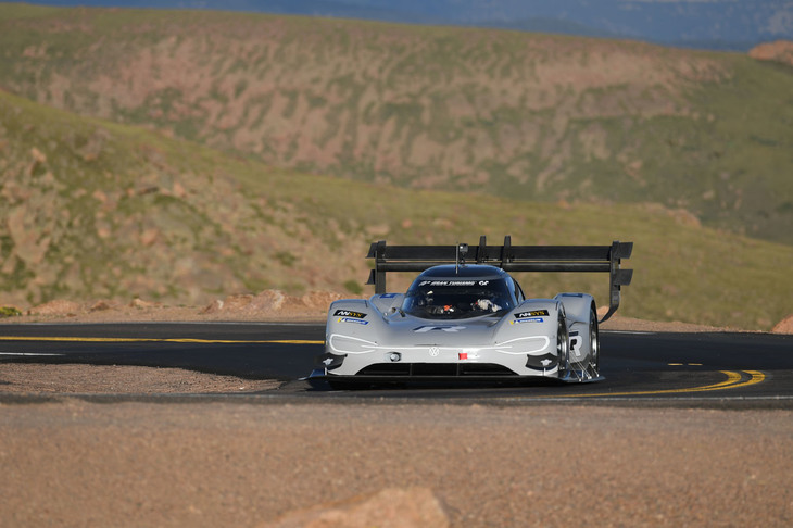 今大会で最も注目を集めたのが、フォルクスワーゲンのEVスポーツ「I.D. Rパイクスピーク」だった。ドライバーは3度の優勝経験を持つロマン・デュマで、予選からトップタイムをマーク。2013年の大会においてセバスチャン・ローブが「プジョー208 T16パイクスピーク」で記録した予選タイムを10秒も短縮するなど、抜群のパフォーマンスを披露した。