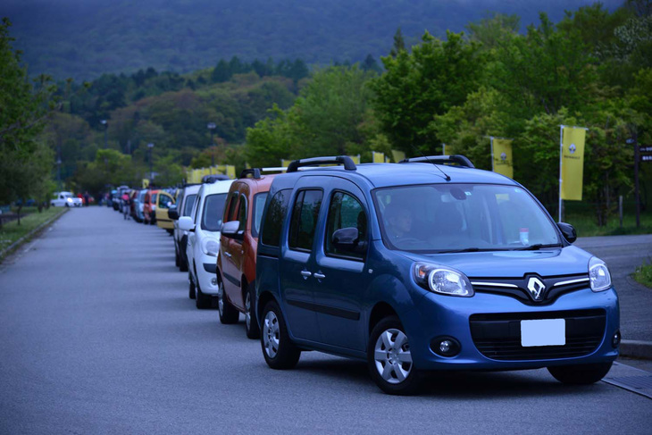 まだ薄暗い早朝5時のゲートオープンから続々と入場を開始する「カングー」たち。近年は、カングー以外のルノー車に加え、国産車や他ブランドの輸入車も多く集まるようになってきており、なかなか興味深い。そうした来場者の中には、翌年にカングーデビューしてしまう人もいるのだとか……。
