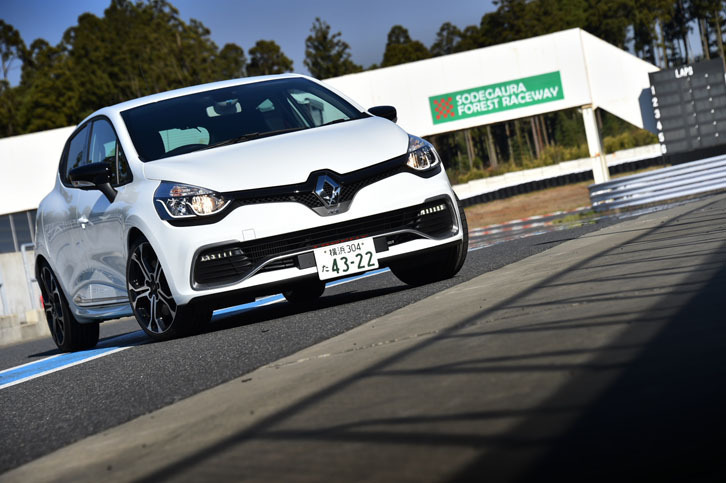 「ルーテシアR.S.トロフィー」の足まわりは専用仕立てとなっており、「ルーテシアR.S.シャシーカップ」比で、車高はフロントが20mm、リアが10mm低められている。