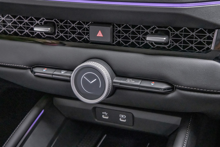 ひとつのダイヤルで複数の機能が操作できる「セレクションダイヤル」を国内のホンダ車として初めて採用。ダイヤルは時計表示も兼用し、エアコンの吹き出し口下に配置される。