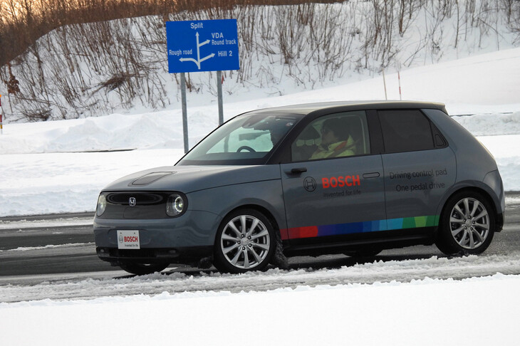 試乗に供されたのは、「ホンダe」をベースとした試作車。ボッシュのエンジニアいわく、「純エンジン車で複雑なバイ・ワイヤシステムを導入しようとすると、そのためだけに電気の容量を増やさなければならない。あらかじめ大きなバッテリーが搭載される電動車の普及が、バイ・ワイヤの実装を後押ししている」とのことだ。
