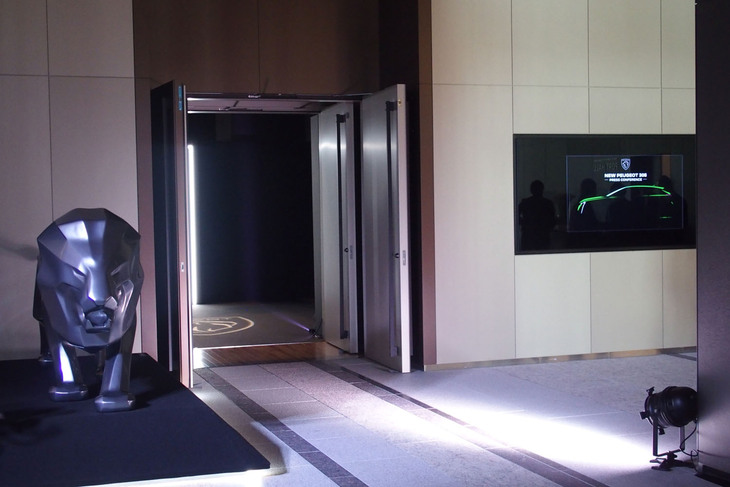 「プジョー308」の発表会場。