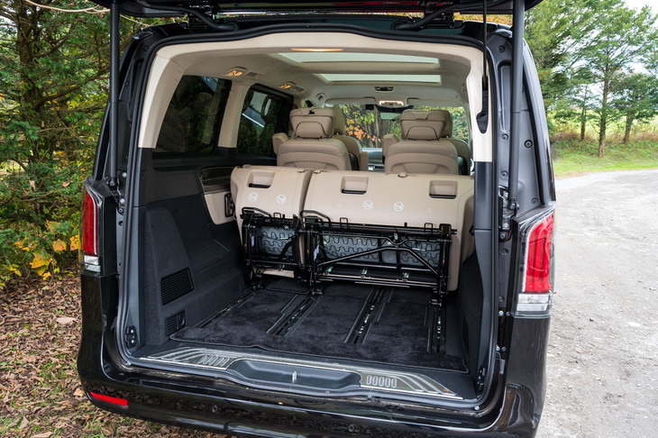 かなり大変な作業だが、3列目シートは座面を倒して前方にはね上げられる。2列目・3列目とも取り外しにも対応しているが、残念ながら今回は時間と体力（と気力）の問題でチャレンジがかなわず。