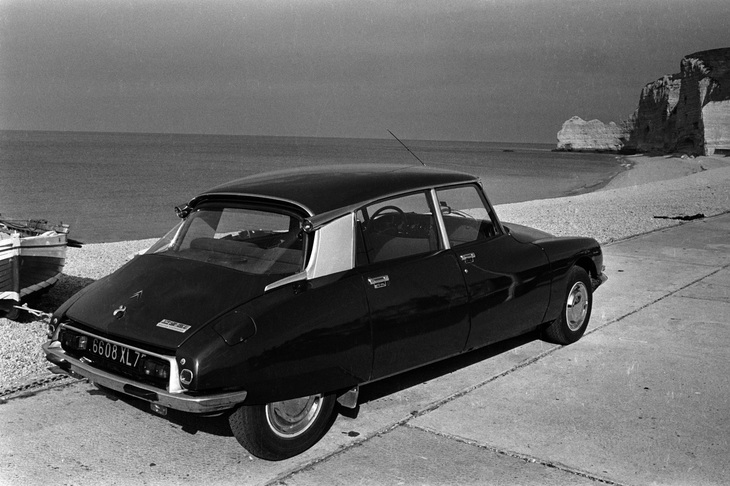 前衛的なエクステリアデザインだけでなく、油圧によりエアサスペンションやブレーキ、パワーステアリング、トランスミッションも制御する「ハイドロニューマチックシステム」を搭載するなど、その技術的先進性も話題になった。